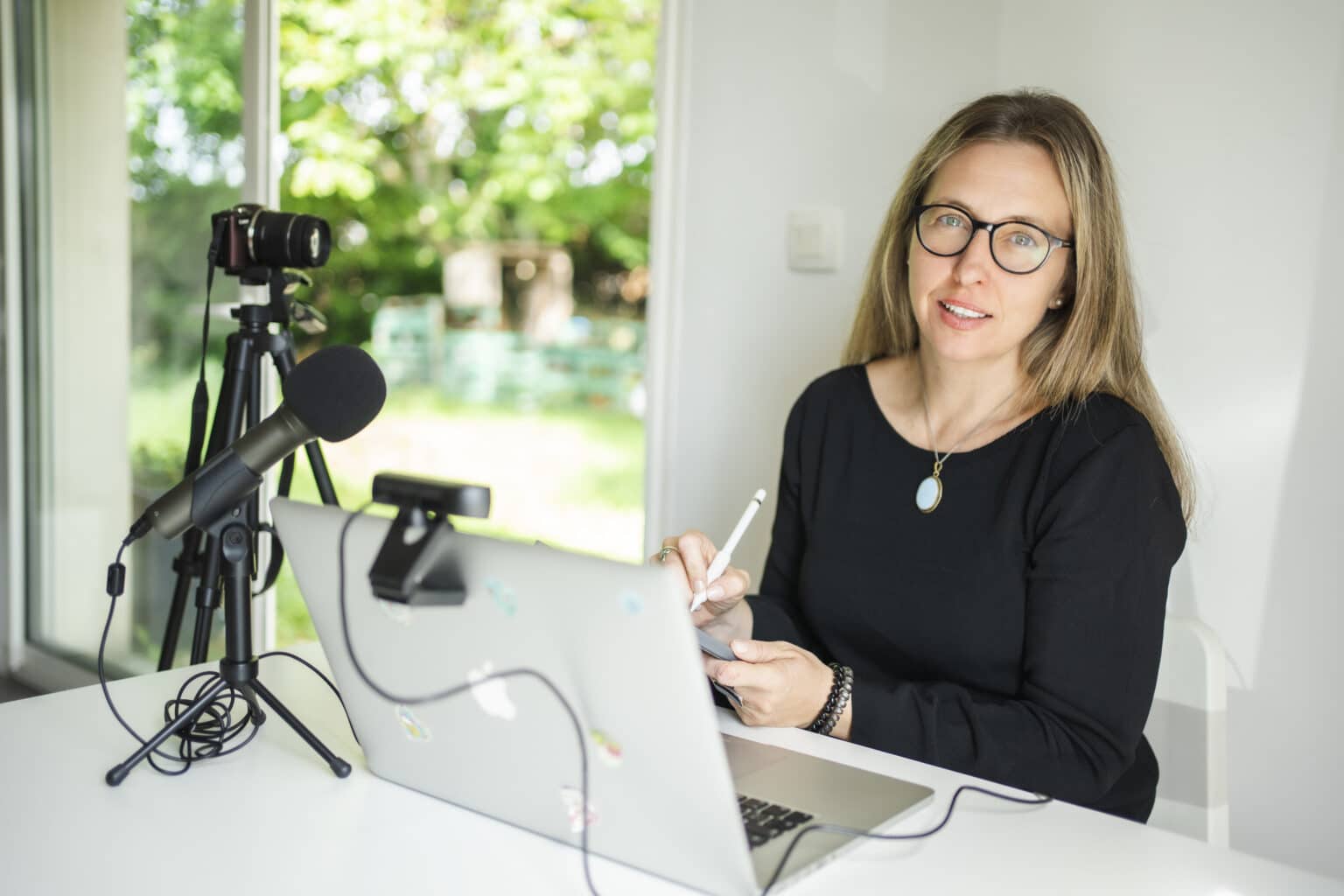 Sara Vaca recording a lesson at her desk